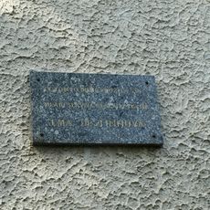 Pamětní deska Emy Destinové na zámečku Destinov u Milešova