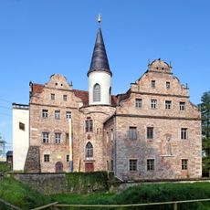 Wasserschloss mit Bogenbrücke
