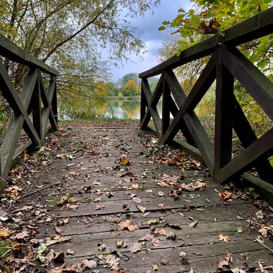 Lávka přes náhon Rokytky u Počernického rybníka u čp. 441