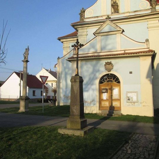 Kříž před kostelem v Mirošově