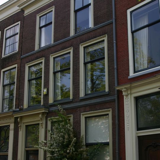 Pand met gevel met rechte kroonlijst, deuromlijsting. Hardstenen stoep