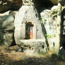 Skalní kaplička u silnice v jižní části Jetřichovic