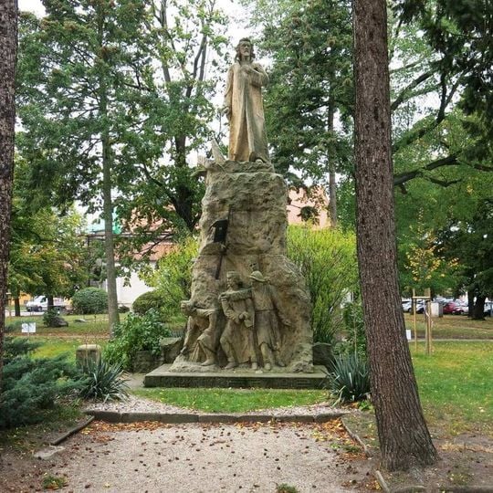 Pomník Jana Husa v parku na náměstí Komenského v Kostelci nad Labem