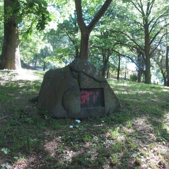 Památník v Plané v parku pod školou