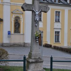 Kříž před kostelem svaté Rodiny v Havlíčkově Brodě