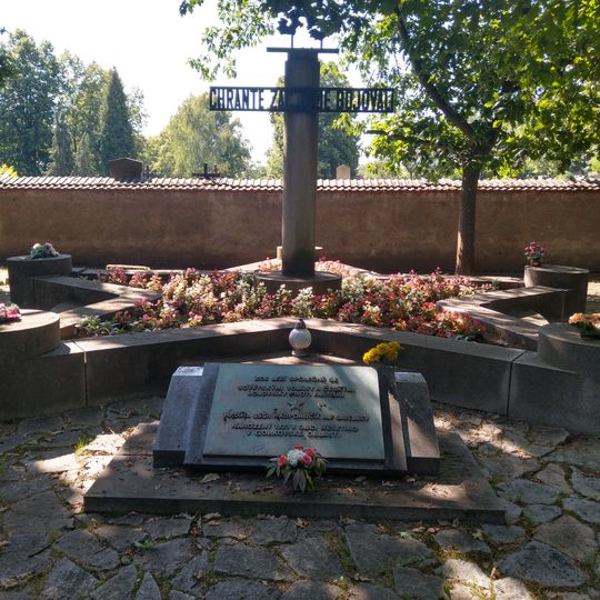 Pomník československým a sovětským partyzánům u hřbitova