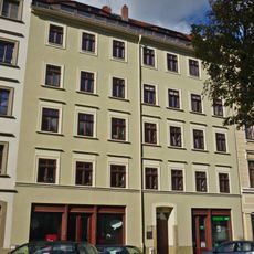 Wohnhaus in geschlossener Bebauung, mit zwei Läden mit originaler Front Elisabethstraße 24