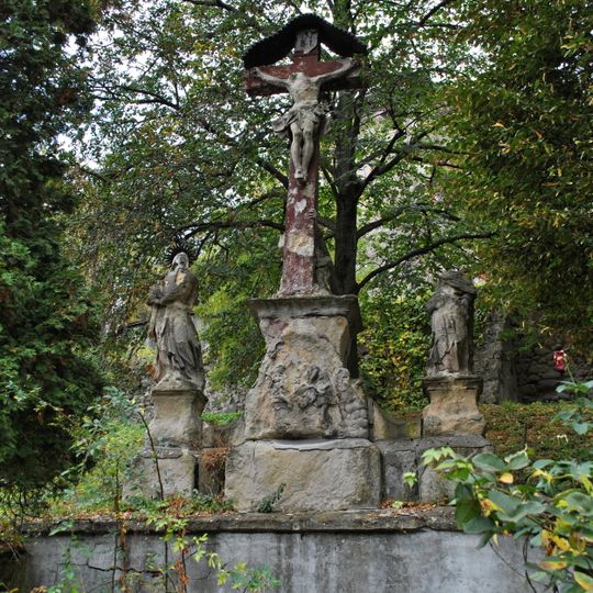 Golgota, súsošie malej kalvárie, podstavec s reliéfom