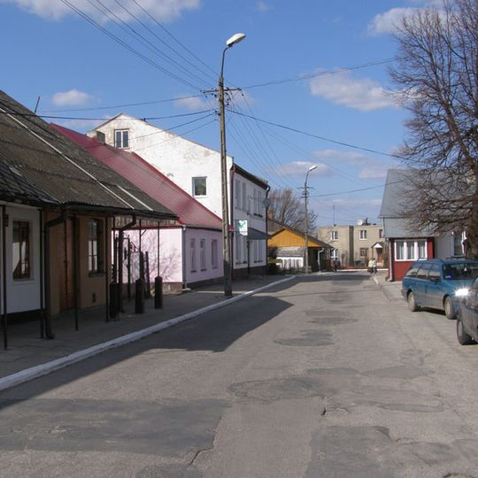 Układ urbanistyczny osady obejmujący rozplanowanie oraz utrzymane w tradycyjnej skali relacje przestrzenne zabudowy miejskiej z XIX-XX w., z akcentami monumentalnych zespołów architektonicznych: kościelnego, cerkiewnego i bożniczego