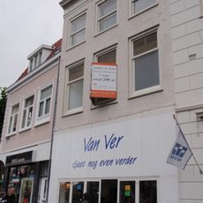 Pand met rechte kroonlijst, geel geverfd