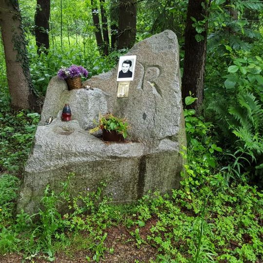 Pomník u rybníku Drahota, východně od Nových Mitrovic