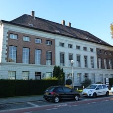 Reeks herenhuizen, in 1850 gebouwd in opdracht van de fabrikanten Cornelis Carp en Albert Caulen