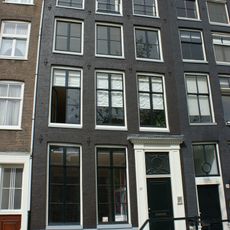 Pand met gevel onder gesneden rechte lijst met triglyfen