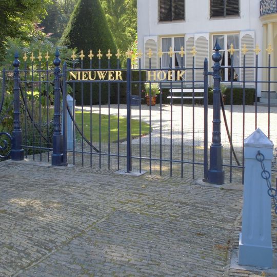 Nieuwerhoek, brug met hekwerk tussen het jaagpad en de oostzijde van de plaats
