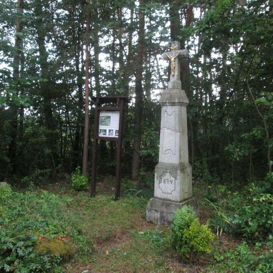 Kříž severně od Maňovic u okraje lesa