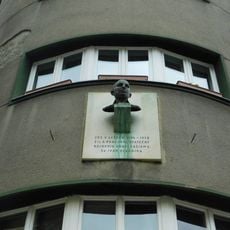 Pamětní deska Ivana Sekaniny na rohu ulic Strojnická a Umělecká v Holešovicích