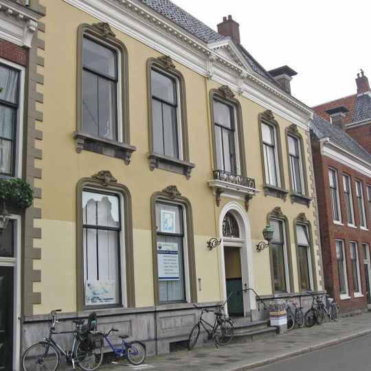 Pand met witgepleisterde 19e-eeuwse gevel