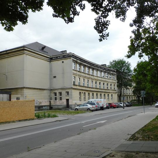 Budynek szkolny przy ulicy Międzyborskiej 64/70