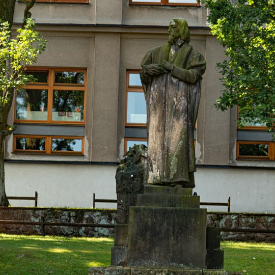 Pomník Jana Amose Komenského u školy v Komenského ulici v Nové Pace