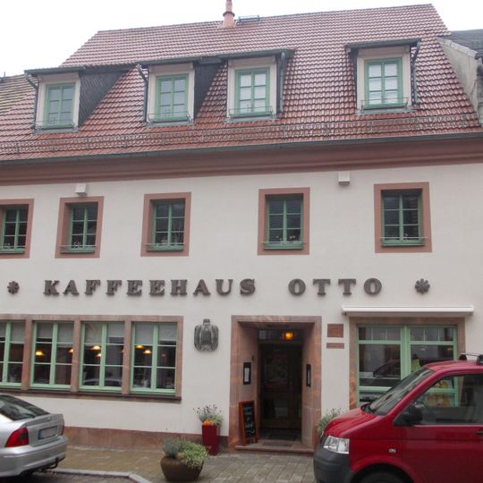 Wohnhaus in geschlossener Bebauung, mit Café Chemnitzer Straße 31