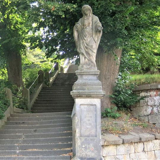 Socha Panny Marie u paty schodiště ke kostelu svatého Jakuba v Železném Brodu