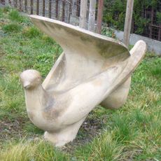 Keramická plastika tetřeva za školou v Hornické ulici v Chomutově