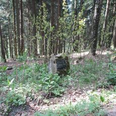 Pomník východně od Bezvěrova