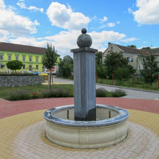 Kašna v Medlově v parku v centru obce