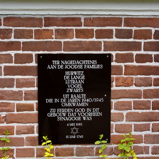 Plaquette op de gevel van de voormalige synagoge