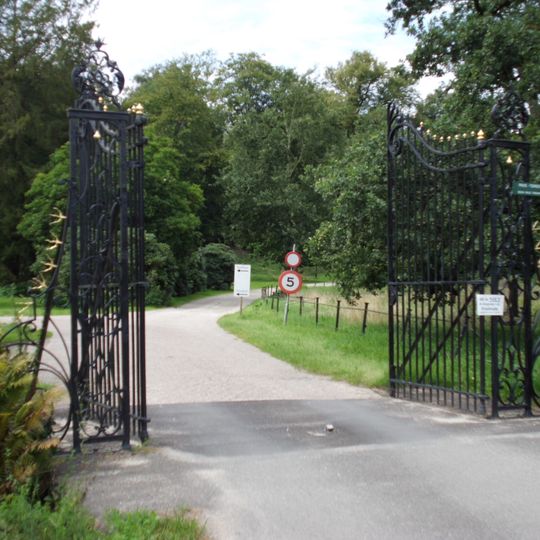 Heiligenberg: hoofdinrijhek, siersmeedijzeren spijlenhek