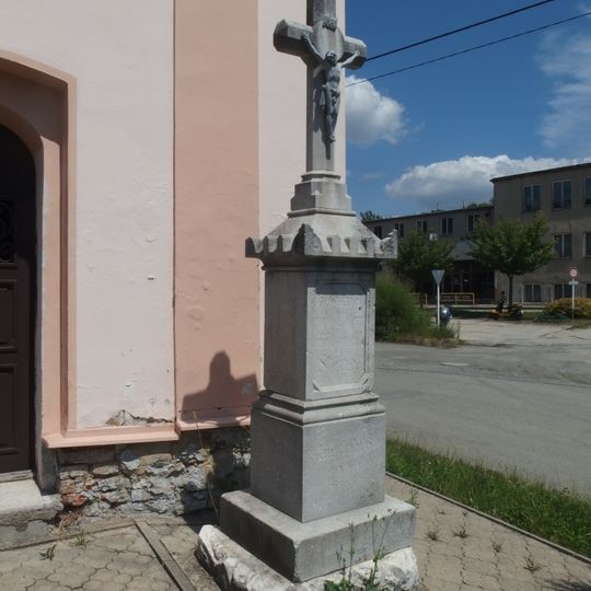 Kříž před kaplí v Kamenné