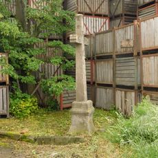 Kříž v zemědělském družstvu v Senožatech