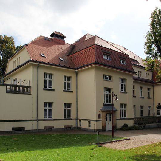 Building B1: Clinic building in the style of reform architecture Hufelandstraße 15