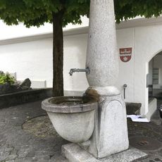 Brunnen Dorfplatz 4