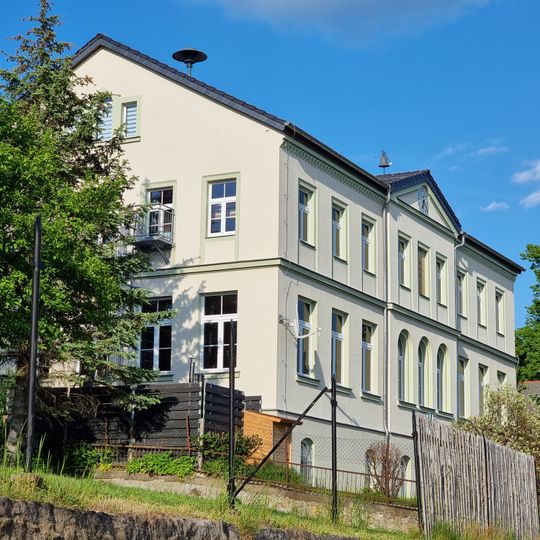 Schullandheim; Schulgebäude mit Einfriedung Wilthener Straße 55