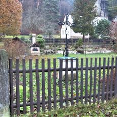 Kříž v zahradě domu 62 ve Všemilech