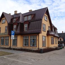 Dzīvojamā ēka - preču tirgotava