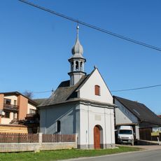 Kaple v Hrabišíně u hlavní silnice