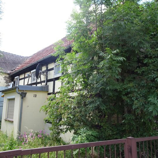 Wohnhaus und winklige Scheune eines Gehöfts Hauptstraße 12