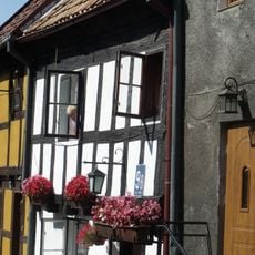 Dom (z fragmentami murów obronnych)