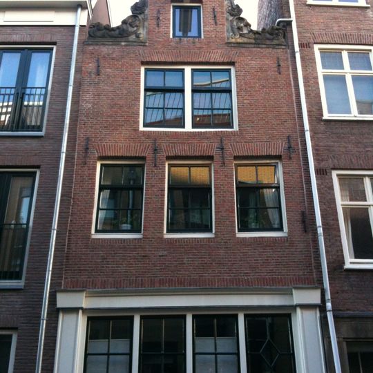 Pand met halsgevel waarin twee oeils-de-boeuf