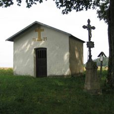 Kaple Nejsvětější Trojice a kříž u silnice Hněvkovice - Kletečná