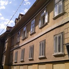 Immeuble résidentiel et commercial comprenant la maison d'hôtes Gambrinuskeller