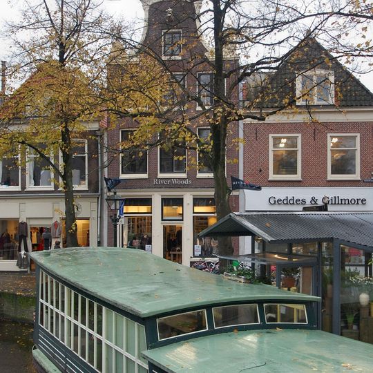 Pand met fraaie klokgevel