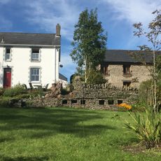 Wall with bee boles at Tondrugwaer