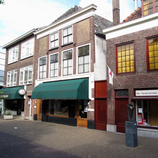 Woonhuis met in een aan de Art Nouveau verwante bouwstijl opgetrokken winkelpui met winkel