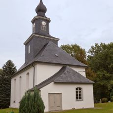 Kirche, Mauer des Kirchhofs, ehemalige Leichenhalle sowie Kirchhof Dorfstraße -