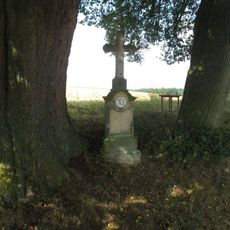 Kříž východně od Lipice u stromu