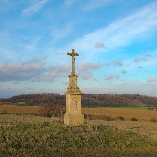 Kříž u Hradečné vedle polní cesty