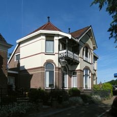 Hek bij drie woonhuizen op de "Molenpôlle"